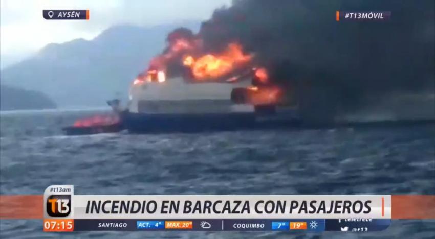 [VIDEO] Barcaza de transporte se quema durante viaje en Aysén