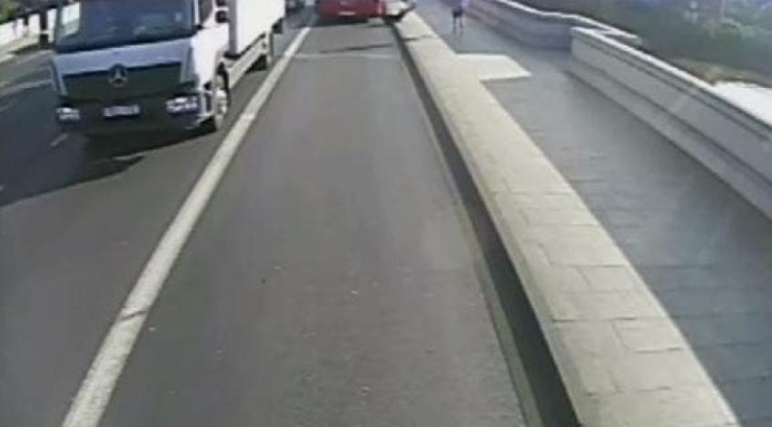Policía británica busca a runner que empujó a una mujer hacia el carril de un autobus