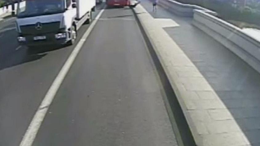 Policía detiene a supuesto hombre que empujó a una mujer al carril de un bus en Londres
