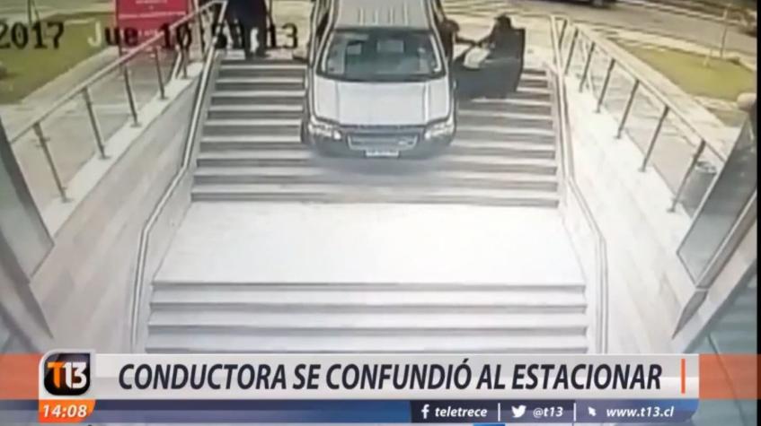 [VIDEO] Insólito accidente en Vitacura: Conductora confundió acceso de estacionamiento con escaleras
