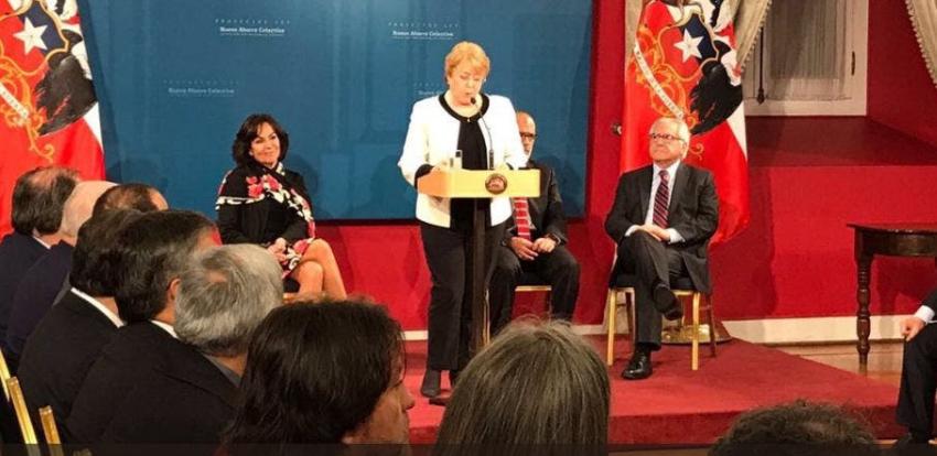 Bachelet firma proyectos sobre pensiones: "Lo que algunos prometieron hace 40 años no era cierto"