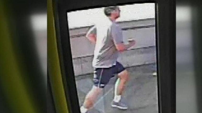 Detenido por empujar a mujer al paso de bus en Londres niega ser el corredor buscado