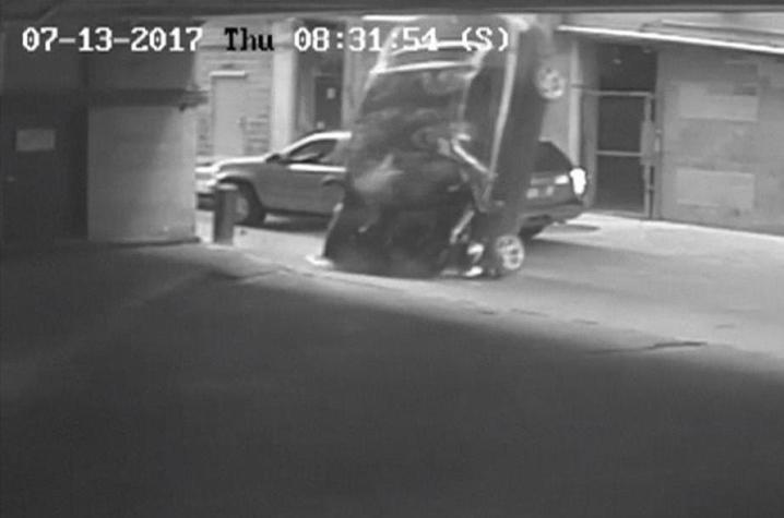 [VIDEO] Dos conductores sobreviven a espeluznante caída de automóvil desde un séptimo piso