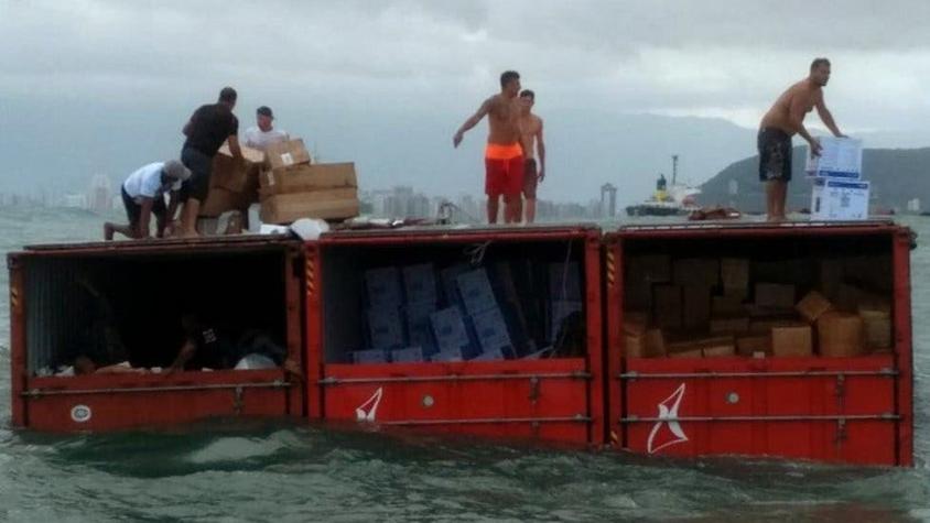 Brasil: saqueadores se apoderan de mercancía que cayó por accidente en el mar