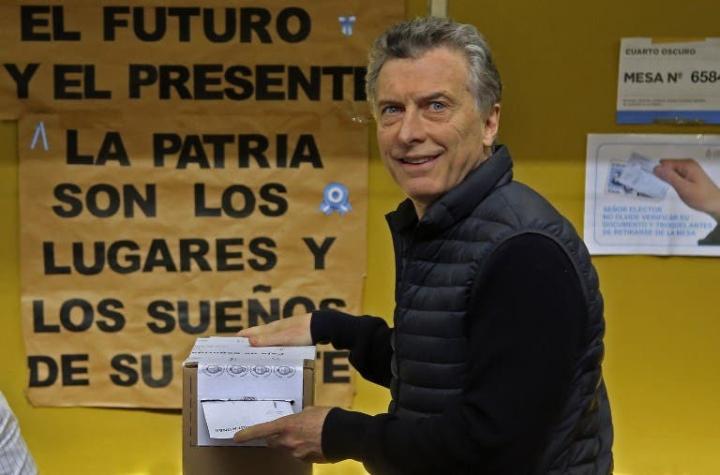 Macri rinde con éxito test de primaria legislativa argentina y Kirchner retorna