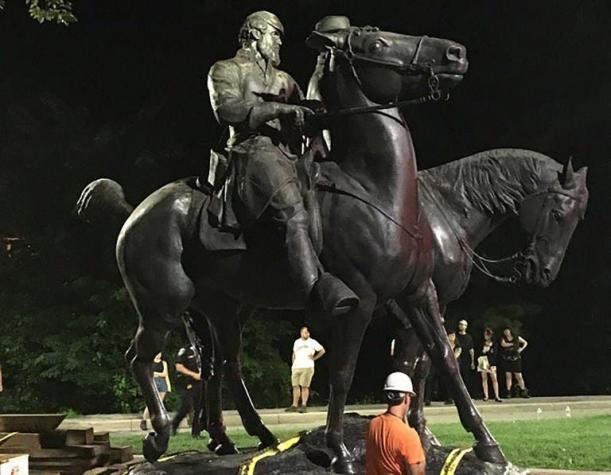 Baltimore retira estatuas de héroes de la Confederación tras incidentes en Charlottesville