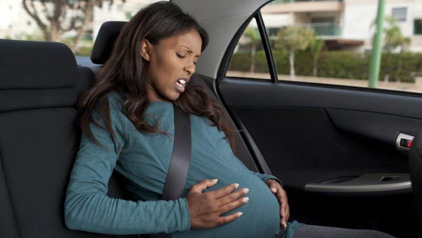 Cómo prepararse ante un parto inminente en un auto
