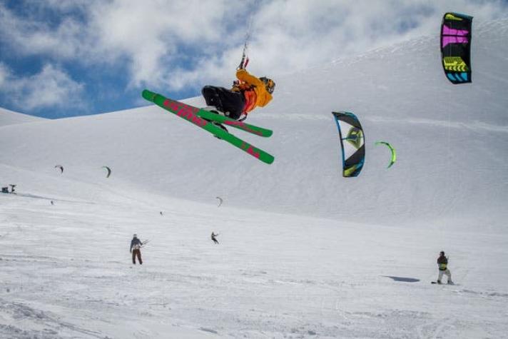 Snowkite: la nueva disciplina del deporte blanco se toma el centro de ski Corralco