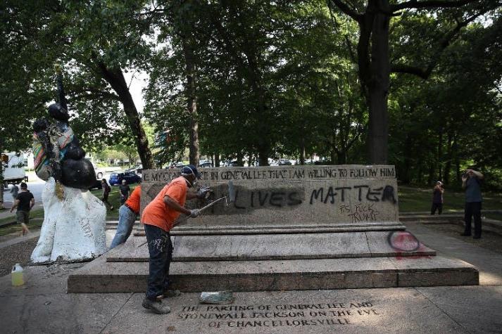 Trump critica remoción de estatuas tras incidentes raciales