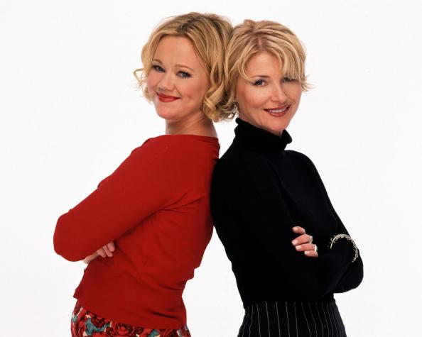 ¿Recuerdas a Hilda y Zelma?  Así lucen las tías de " Sabrina, la Bruja Adolescente" en la actualidad