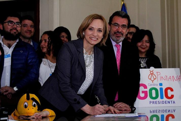 Carolina Goic inscribe candidatura presidencial ante el Servel