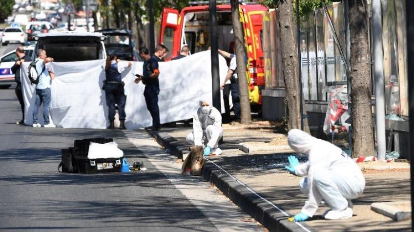 Marsella: Vehículo embiste dos paradas de autobús y deja un muerto