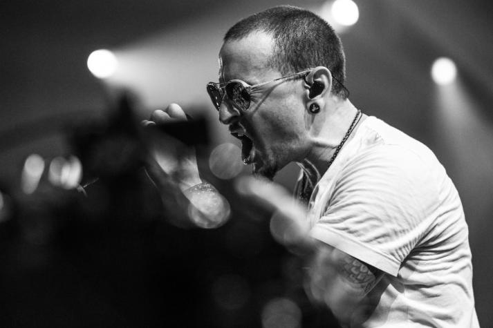 Chester Bennington de Linkin Park "vuelve a la vida" en homenaje en vivo del rapero Jay Z