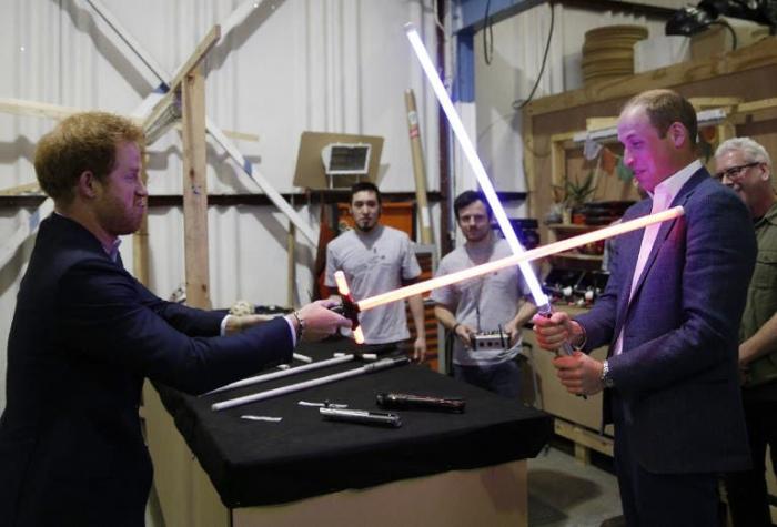 Los príncipes de Inglaterra llegan a la actuación de la mano de lo nuevo de "Star Wars"
