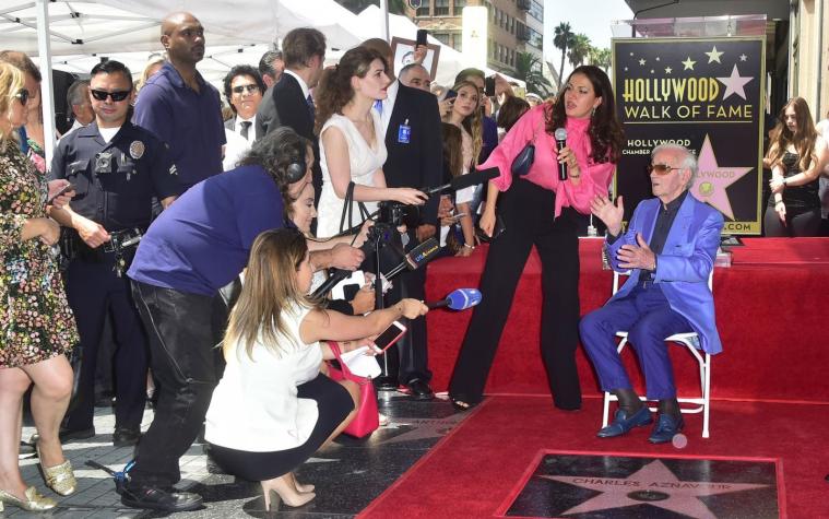 Aznavour recibe por fin su estrella en el Paseo de la Fama en Hollywood