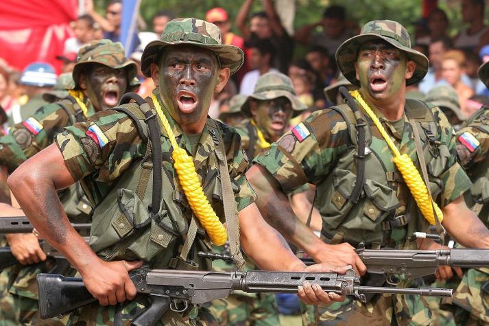 Seis muertos en tiroteo entre militares venezolanos y grupo armado en frontera con Colombia