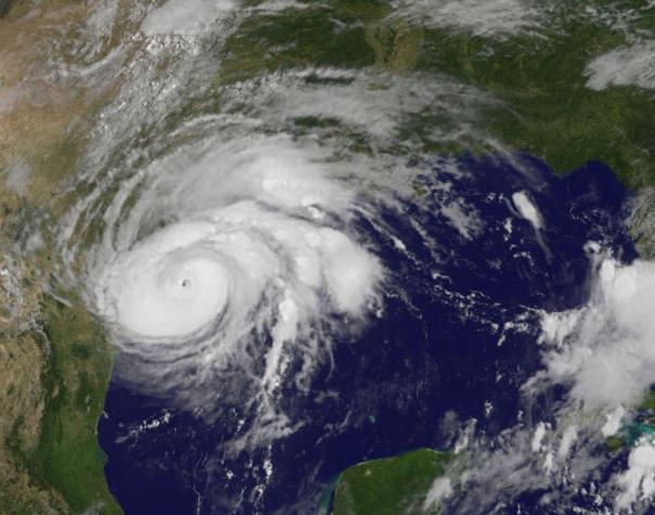 Trump vigila "de cerca" la llegada del huracán Harvey a Texas y Luisiana