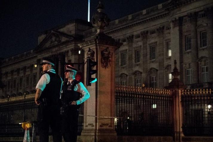 Hombre ataca a policías delante del palacio de Buckingham en Londres