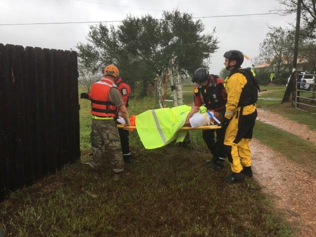 Cinco muertos y cientos de heridos deja Huracán Harvey en su paso por Texas