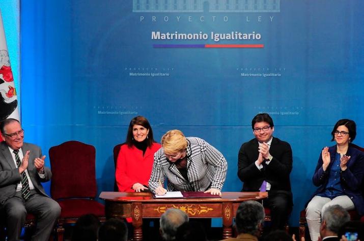 Bachelet presenta proyecto de matrimonio igualitario que incluye adopción homoparental