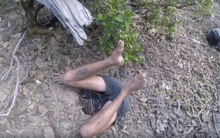 Viral: el momento en que un hombre se mete a un agujero para atrapar a cangrejo gigante
