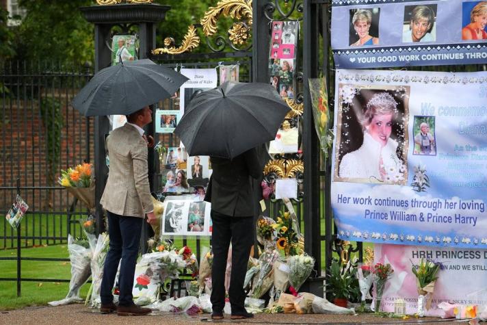 Príncipes Guillermo y Enrique conmemoran aniversario de muerte de Diana en Kensington