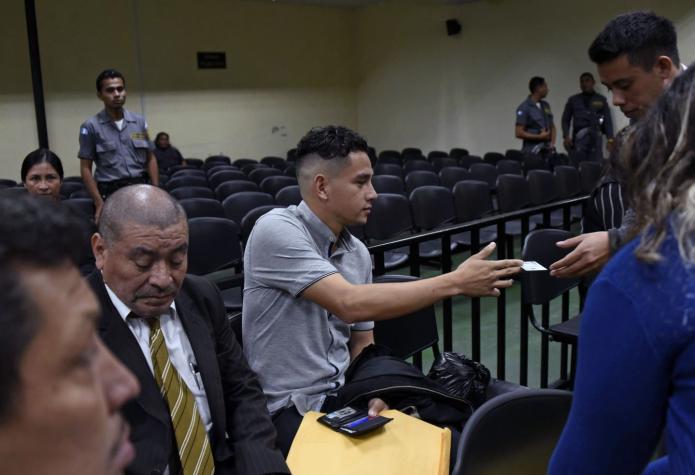 Hijo y hermano del presidente de Guatemala enfrentan juicio por fraude