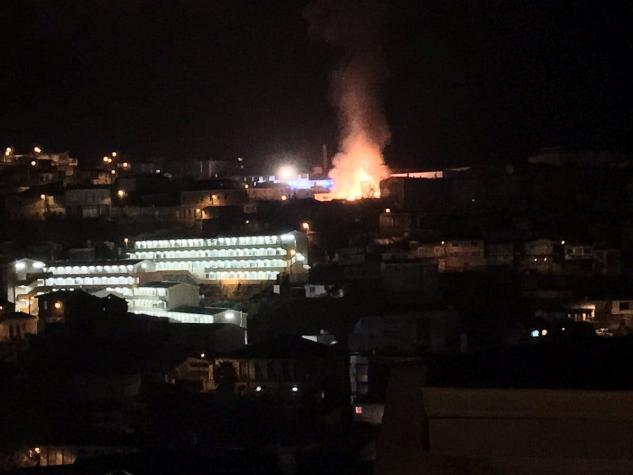 Incendio afecta a ocho viviendas en cerro de Valparaíso