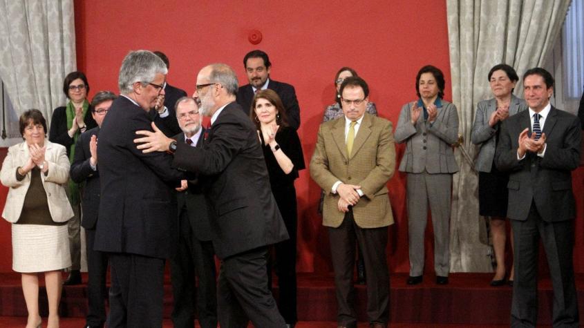 Tres ministros en cuatro años: Hacienda rompe tradición de estabilidad con la salida de Valdés