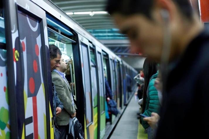 Metro de Santiago llama a pasajeros organizar sus viajes por modificaciones en líneas 2 y 5