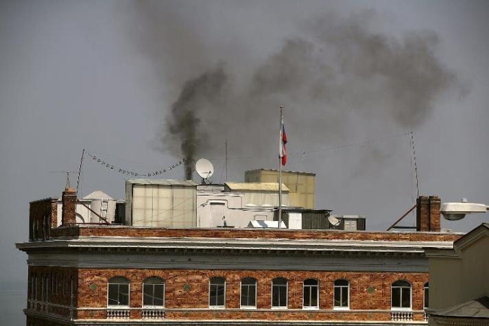 Un misterioso humo negro sale desde el consulado ruso en San Francisco