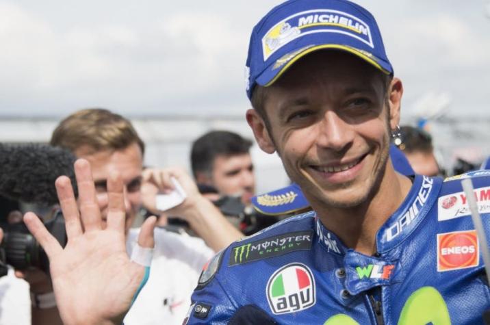 Motociclista Valentino Rossi abandona el hospital tras sufrir fractura de tibia y peroné