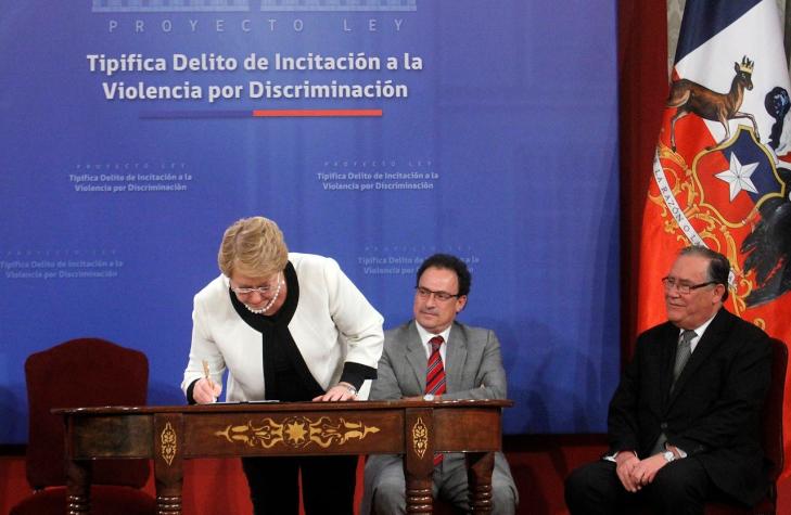 Bachelet firma proyecto contra incitación al odio: las penas alcanzan hasta los 3 años de cárcel