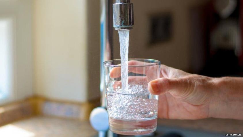 ¿Cuánto microplástico contiene el agua que bebes?