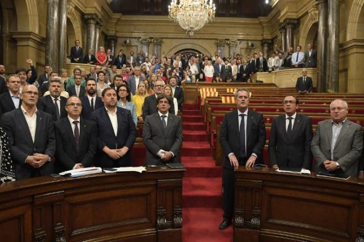 Parlamento catalán aprueba referéndum para decidir separación de España