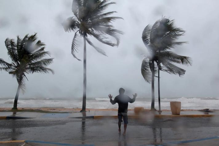 Irma arrasa con islas del caribe y llega a Puerto Rico