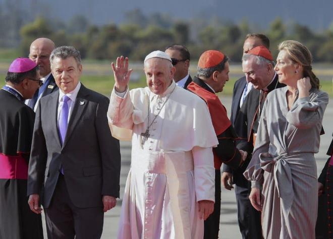 Papa Francisco llega a Colombia y es recibido por Juan Manuel Santos