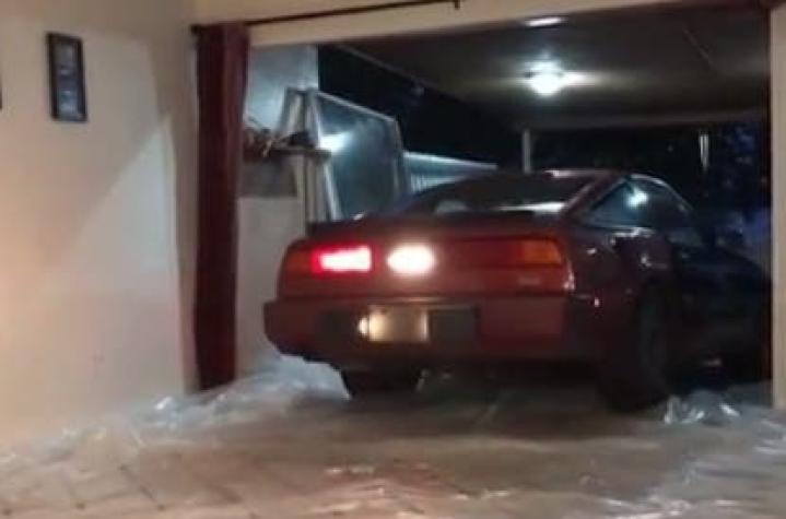 [VIDEO] Miami: Hombre estaciona su auto en el living de su casa para protegerlo del huracán Irma