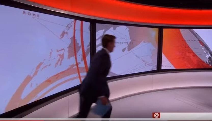 Periodista de la BBC sufre divertido fail al no saber que ya estaba al aire