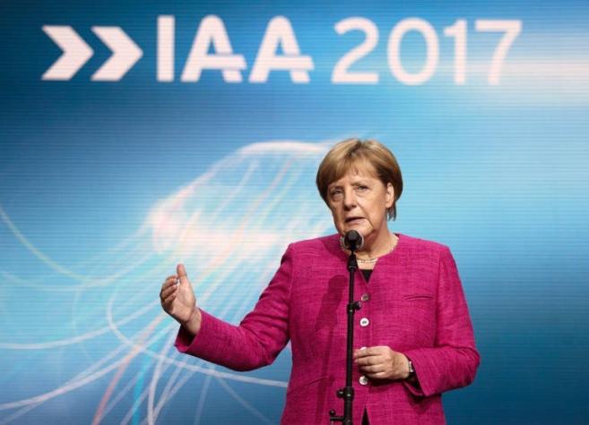 Merkel pide a la industria automotriz restablecer la confianza