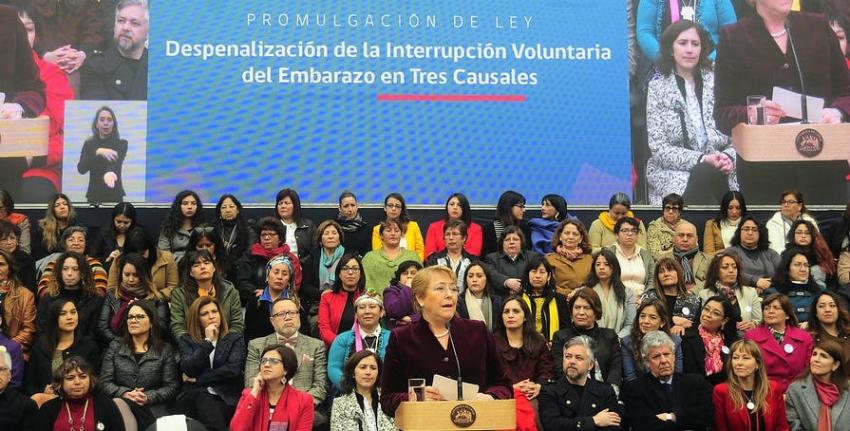 Bachelet promulga despenalización de aborto: "No solo han ganado las mujeres, ganó la democracia"
