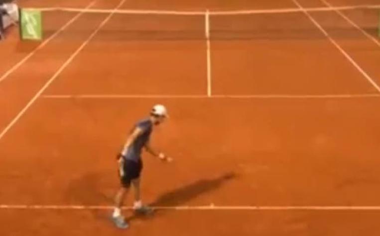 [VIDEO] Tenista argentino sorprende con curioso servicio y que termina con un ace