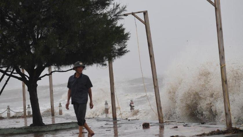 Miles de evacuados en Vietnam por tifón Doksuri
