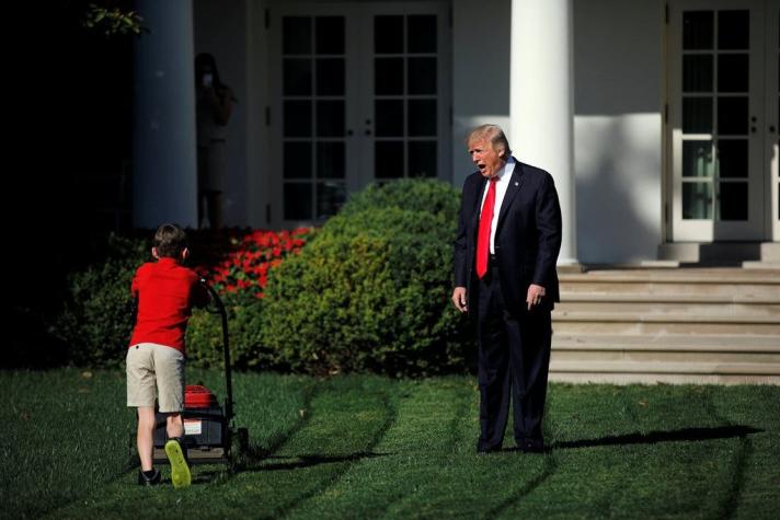 Un niño se gana el trabajo de cortar el césped de la Casa Blanca