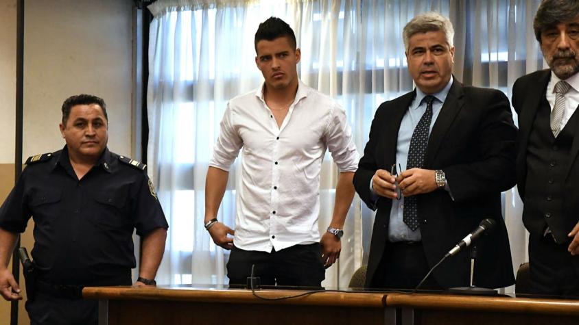 Futbolista argentino es condenado a seis años y medio de cárcel por violación