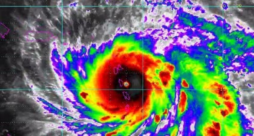 Huracán María deja al menos 15 muertos en Dominica