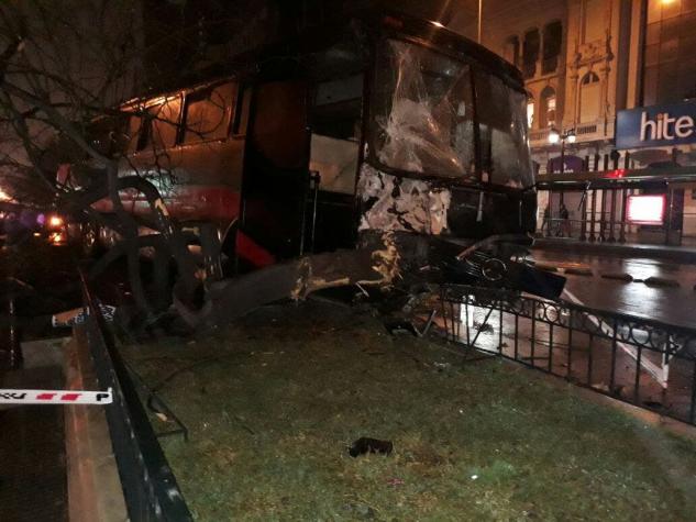 Conductor ebrio pierde el control de un bus en la Alameda y choca contra dos árboles