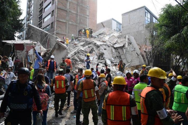 Familiares de víctimas de terremoto en México exigen informes sobre los suyos