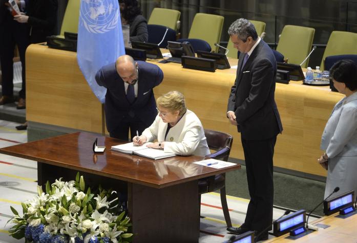 Bachelet firma Tratado de Prohibición de Armas Nucleares en la ONU