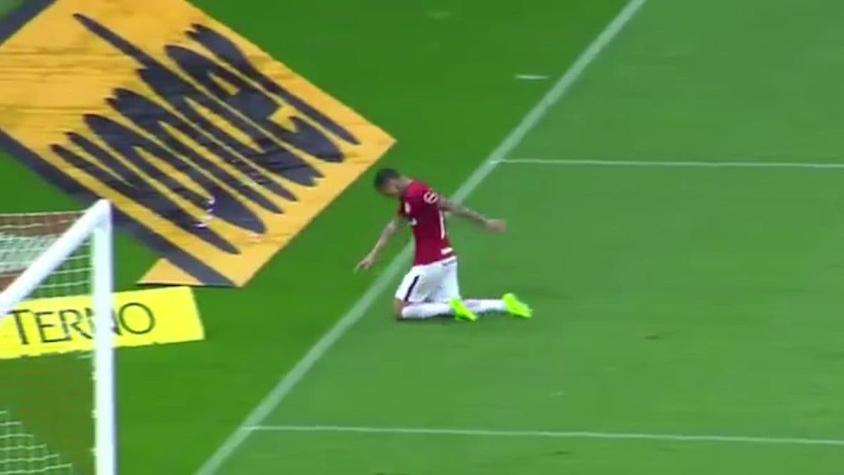 [VIDEO] Futbolista cruza la cancha arrodillado para cumplir promesa tras superar grave lesión